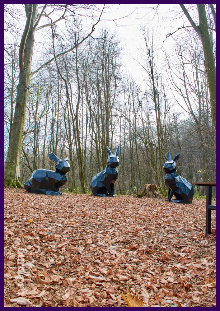 Украшение территории парка Alpina Family Park полигональными скульптурами зайцев