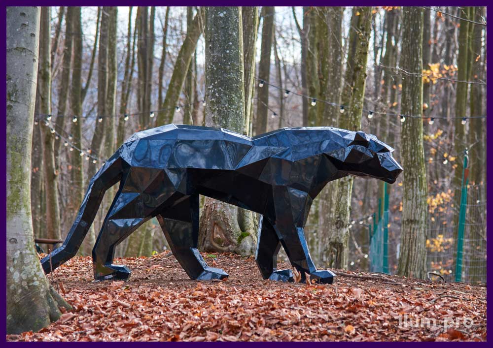 Барс чёрного цвета в полигональном стиле - украшение парка в Северной Осетии скульптурой животного