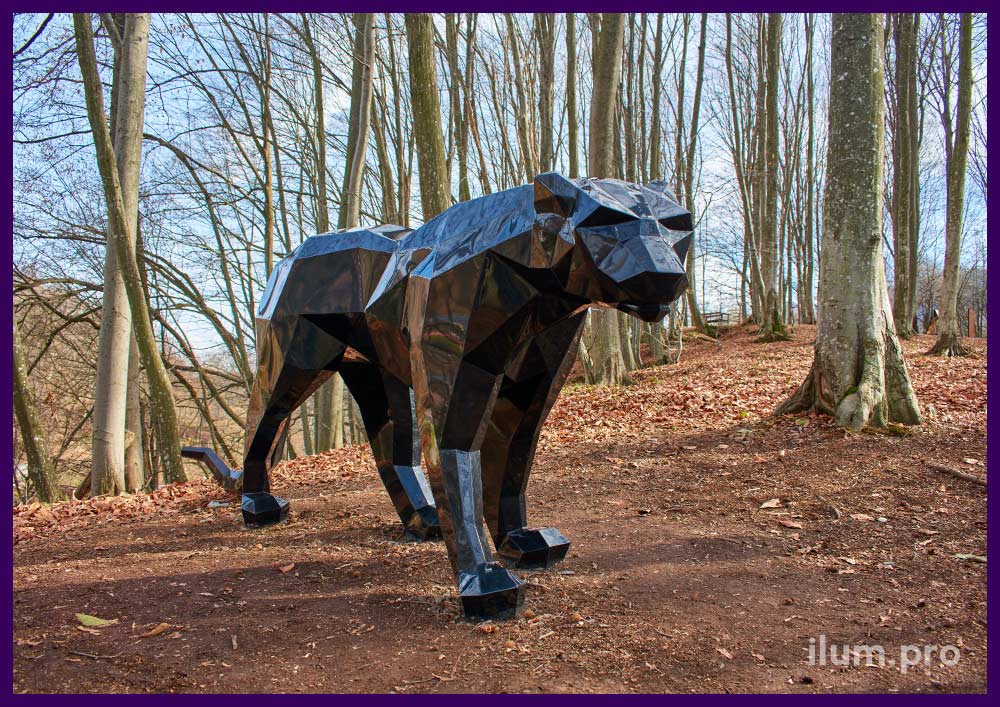 Барс чёрного цвета - металлическая, полигональная фигура животного в парке