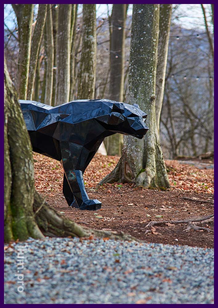 Украшение парка в Северной Осетии фигурой чёрного, полигонального барса