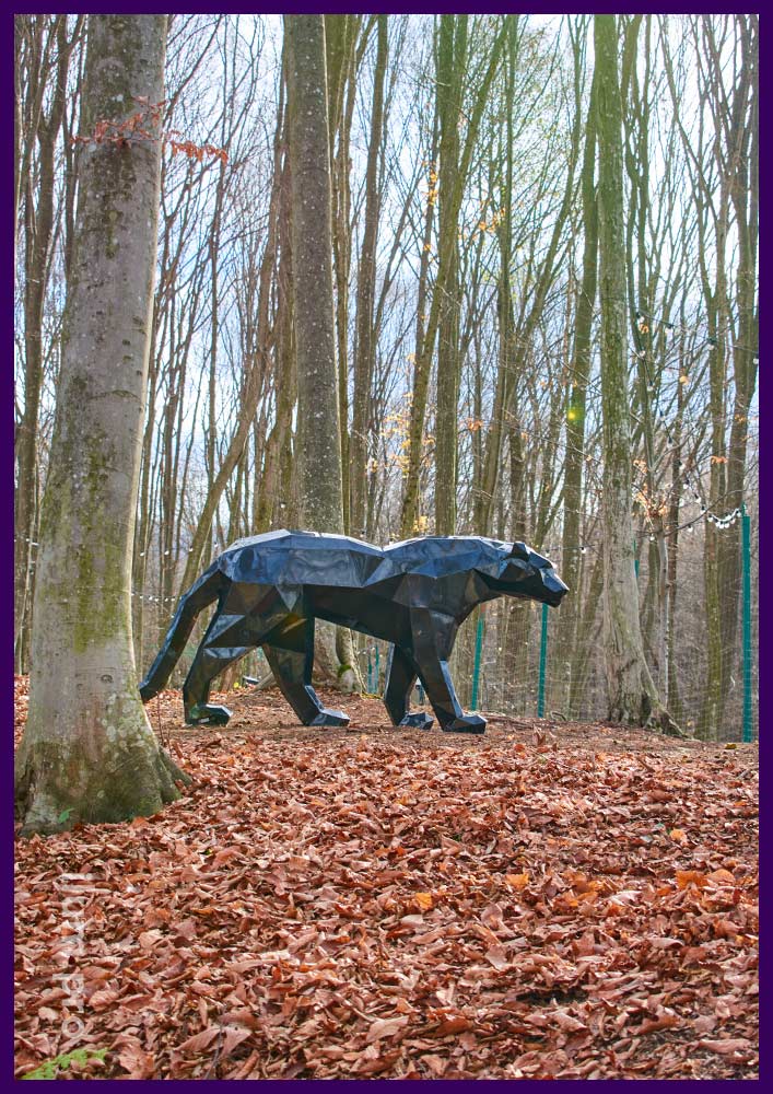 Барс металлический полигональный - фигура животного для украшения парка в горах