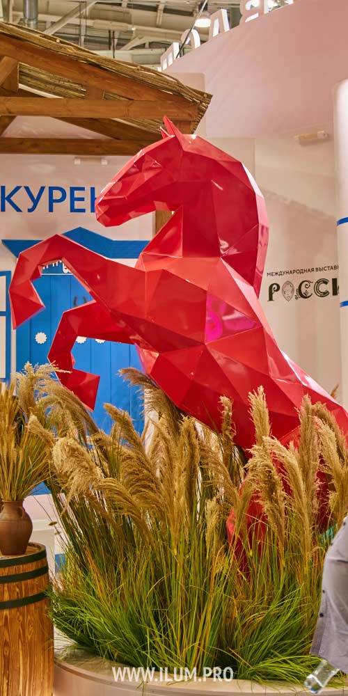Полигональная фигура коня на дыбах на стенде Ростовской области