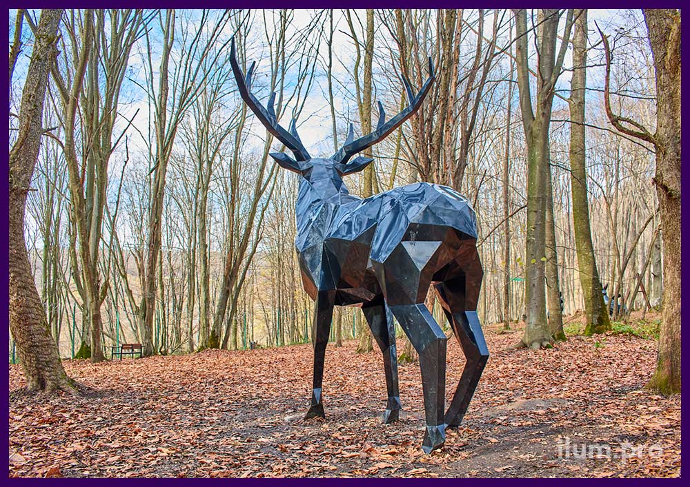 Северный олень в полигональном стиле - объёмная, ландшафтная скульптура в парк