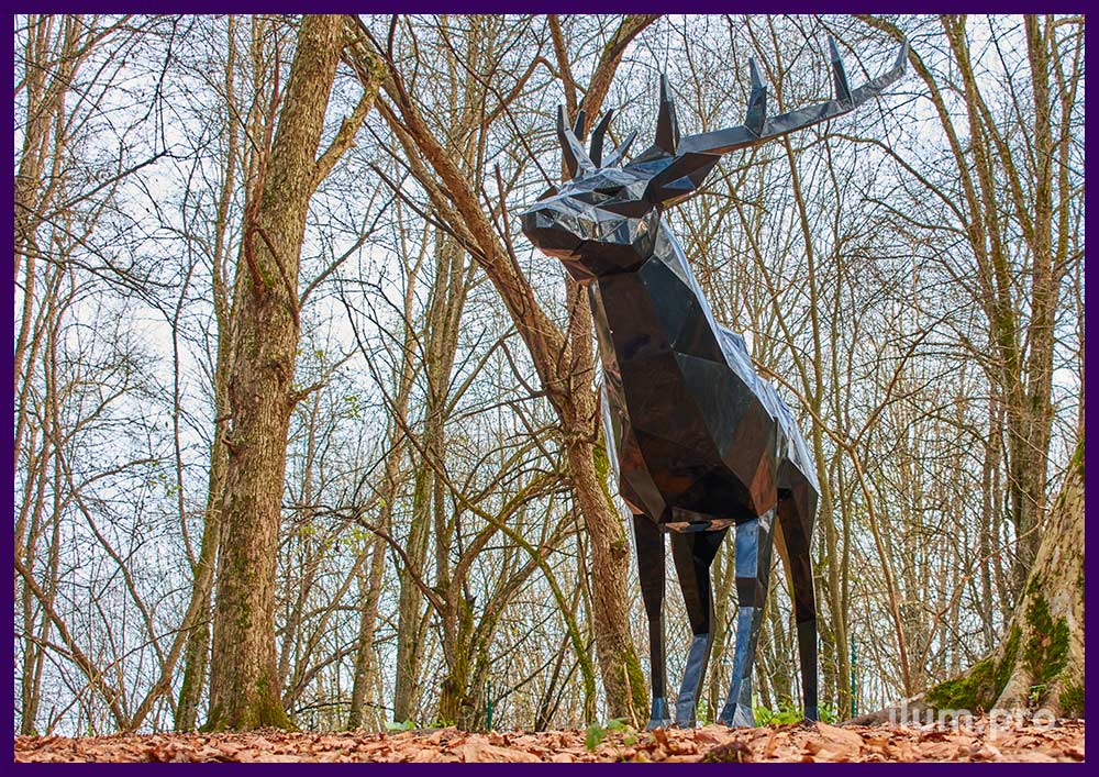 Объёмная скульптура в форме северного оленя - полигональный арт-объект в парке