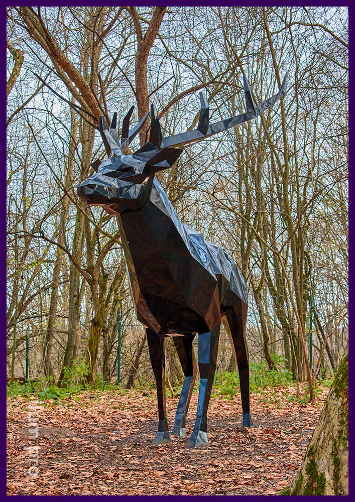 Металлическая скульптура чёрного полигонального оленя в Северной Осетии