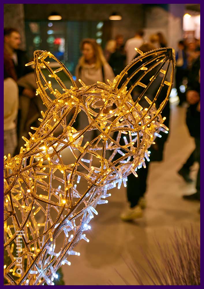 Объёмная световая фигура в форме лисы с гирляндами разных цветов на выставке