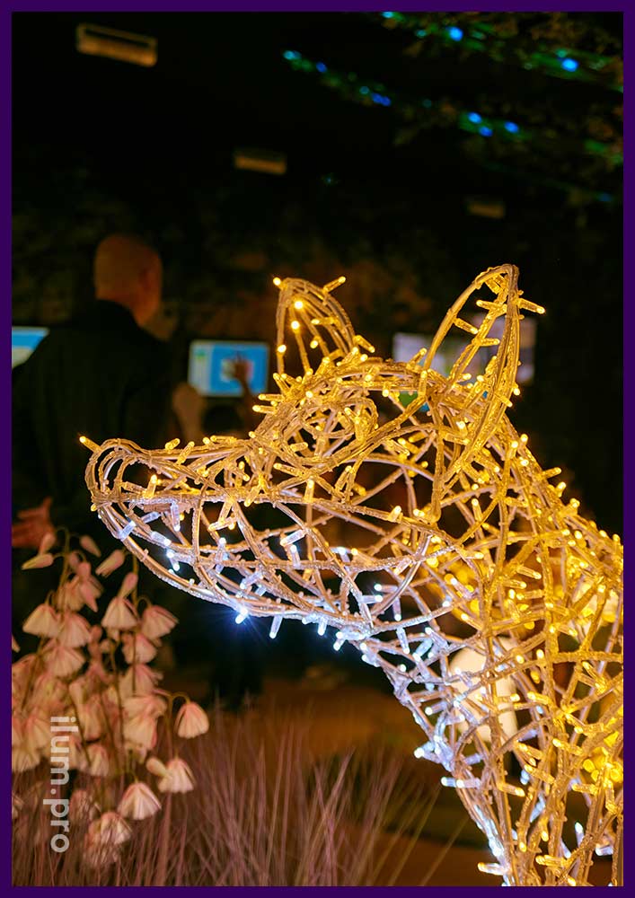 Фигура лисы с гирляндами - декоративная конструкция из металла и иллюминации