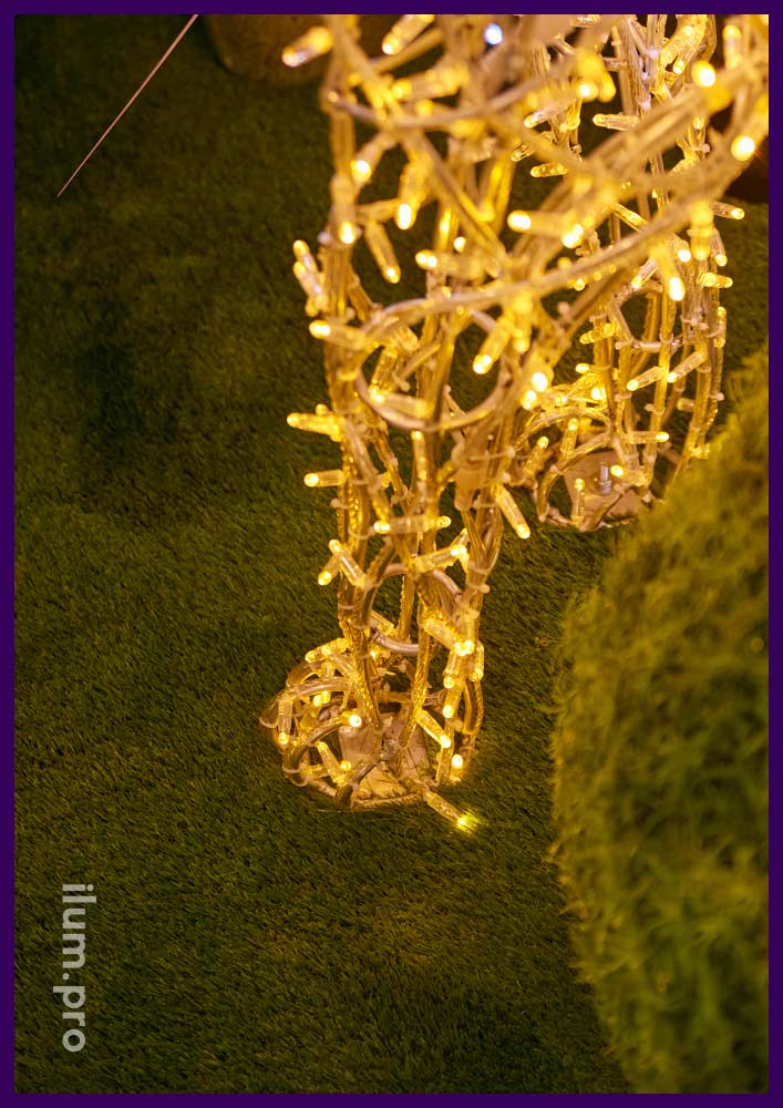Декорации на стенде НЛМК - световые фигуры лис с гирляндами