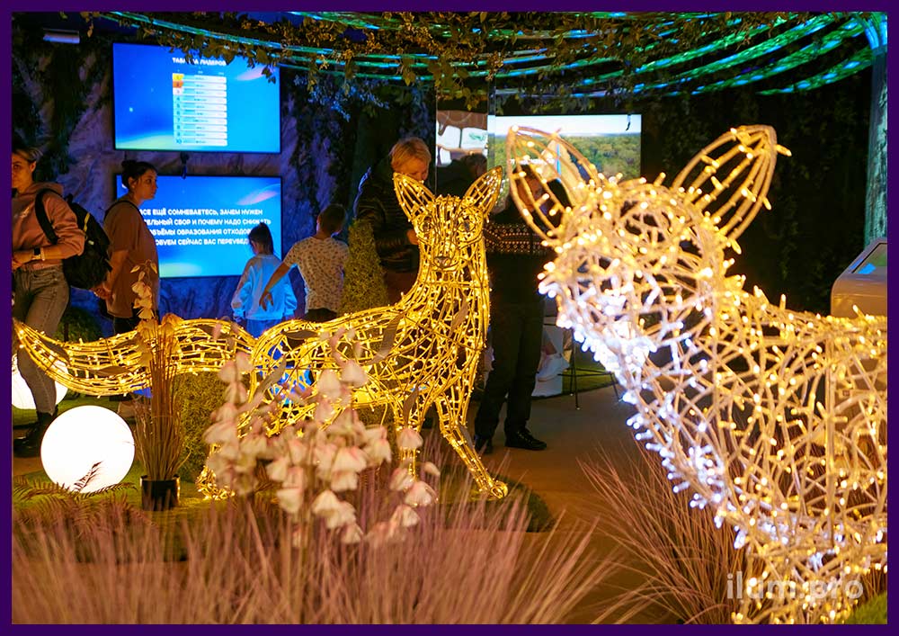 Пара светящихся лис с гирляндами - украшения для выставочного стенда в Москве