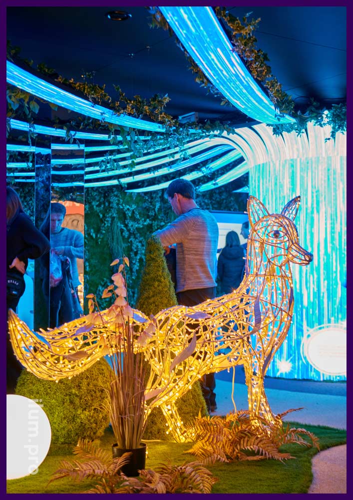 Огненный лис - световая фигура с гирляндами на выставочном стенде на ВДНХ