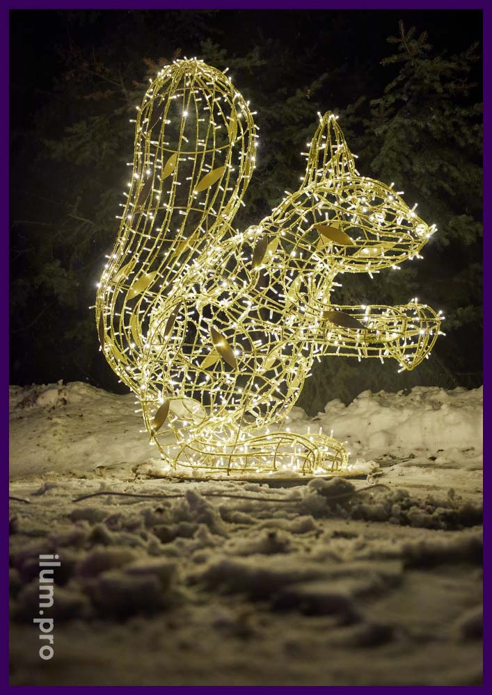 Новогодние декорации в форме животных - белочка с орешками из гирлянд