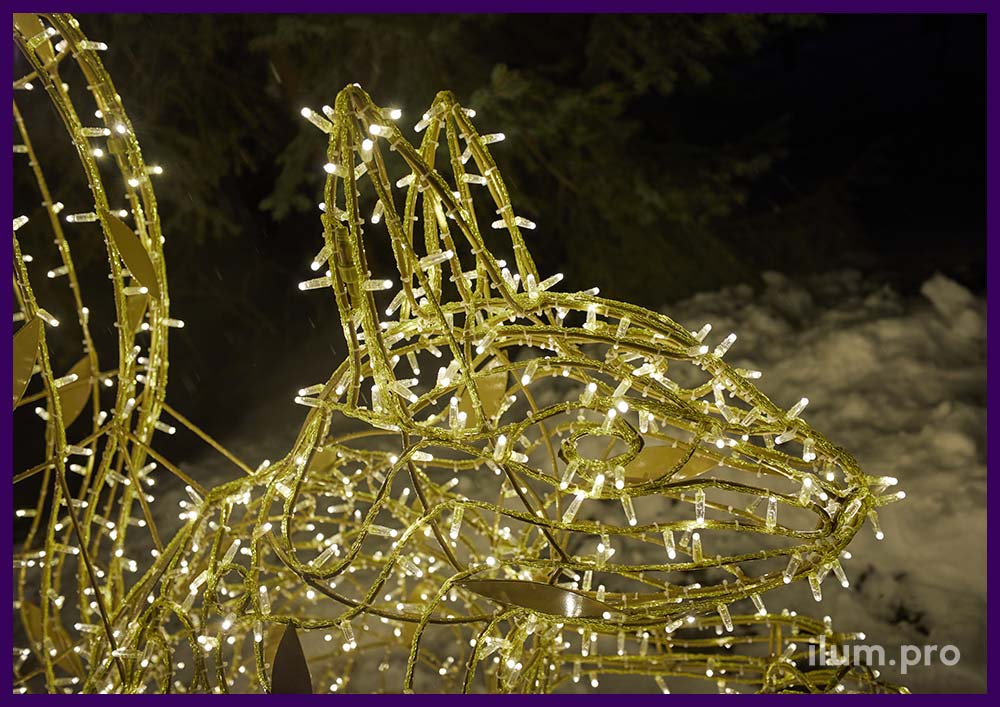 Золотистая фигура белки из светодиодных гирлянд на металлическом каркасе