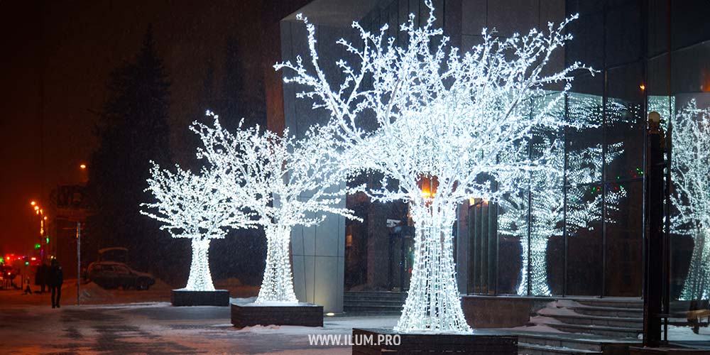 Светодиодные деревья с белыми гирляндами в Пензе