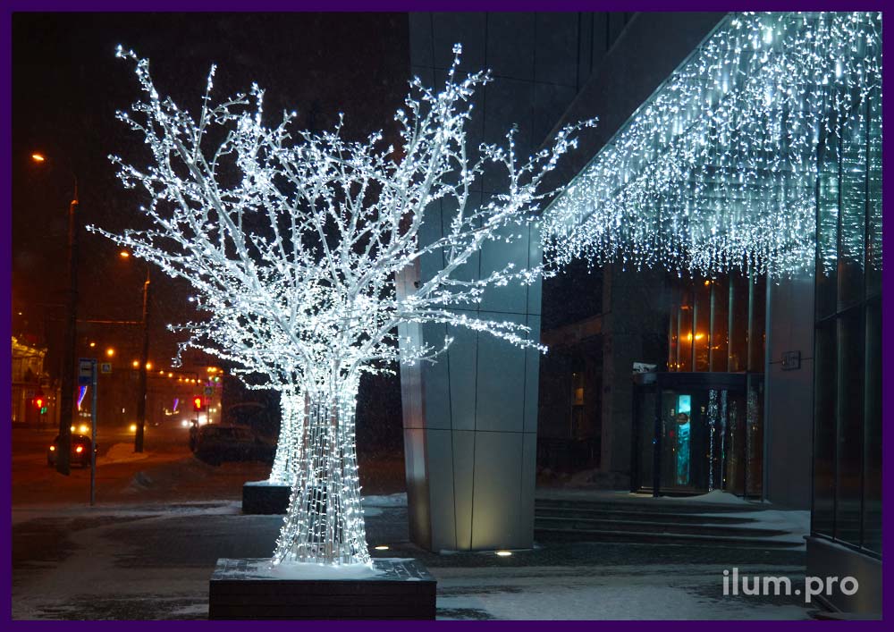 Деревья из гирлянд белого цвета и металлических каркасов в Пензе на Новый год