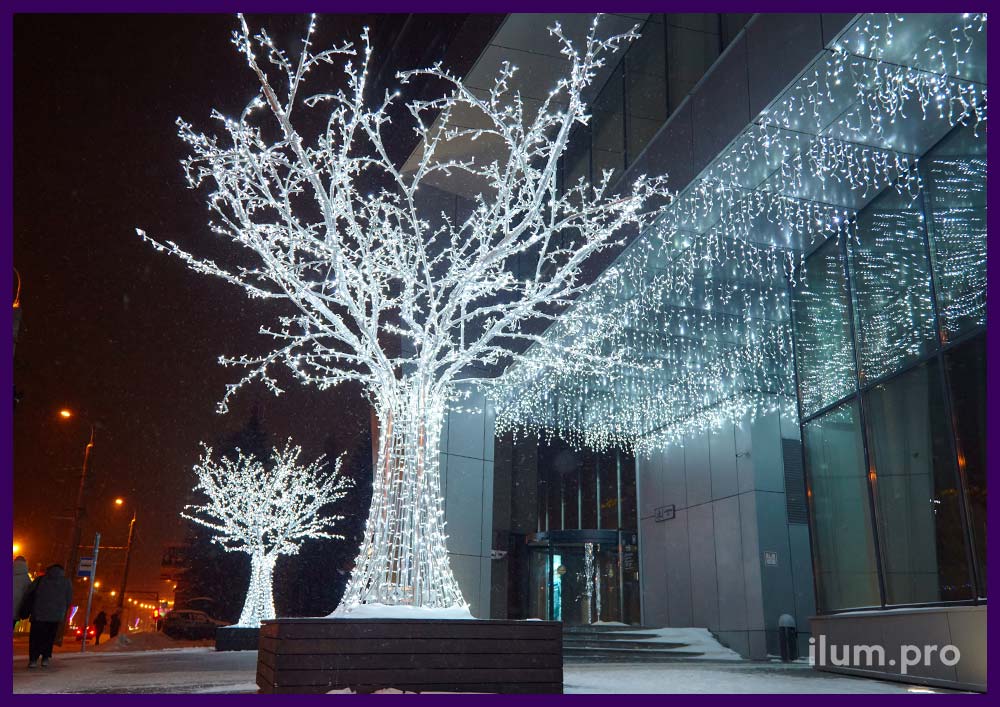 Украшение улиц Пензы к Новому году светодиодными деревьями с гирляндами