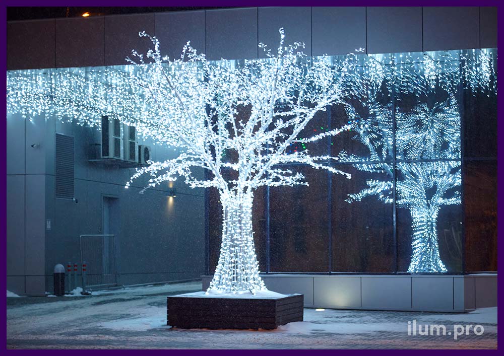 Новогоднее украшение входа в бизнес-центр светодиодным деревом из гирлянд
