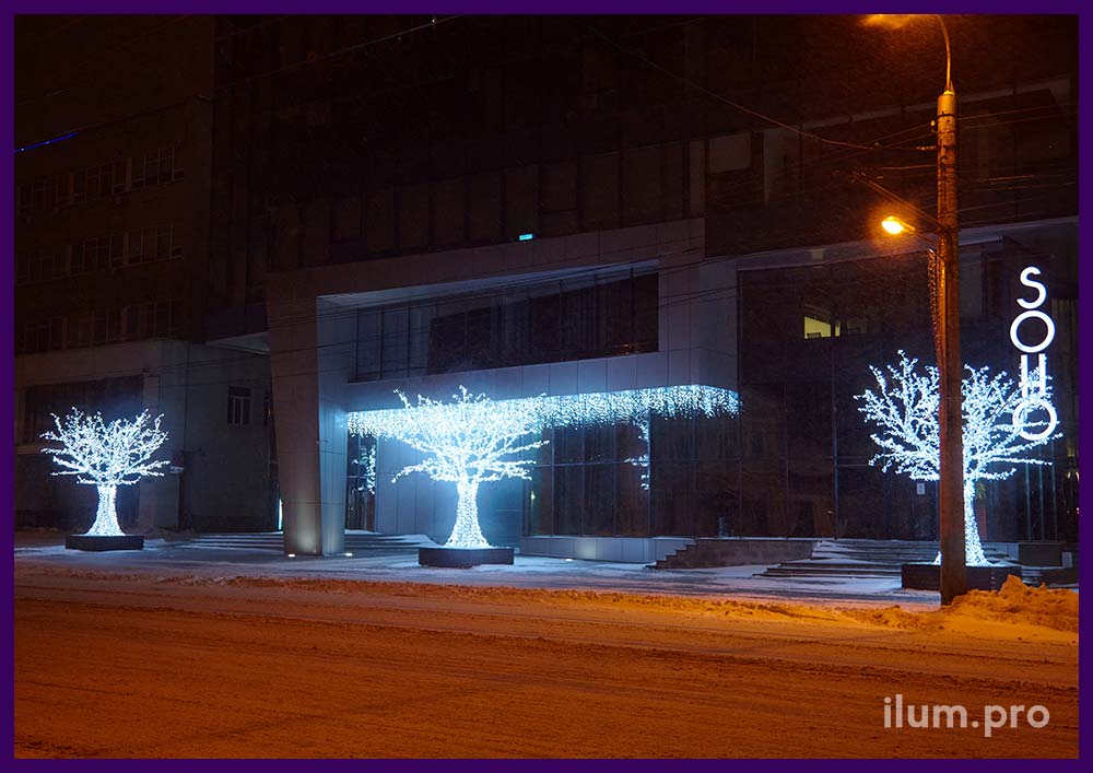 Три световых дерева с белыми уличными гирляндами в Пензе
