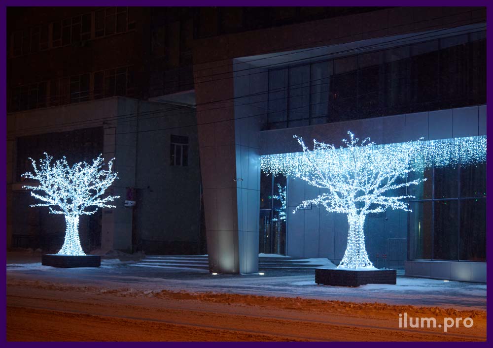 Белые светодиодные деревья перед бизнес-центром Атриум в городе Пенза
