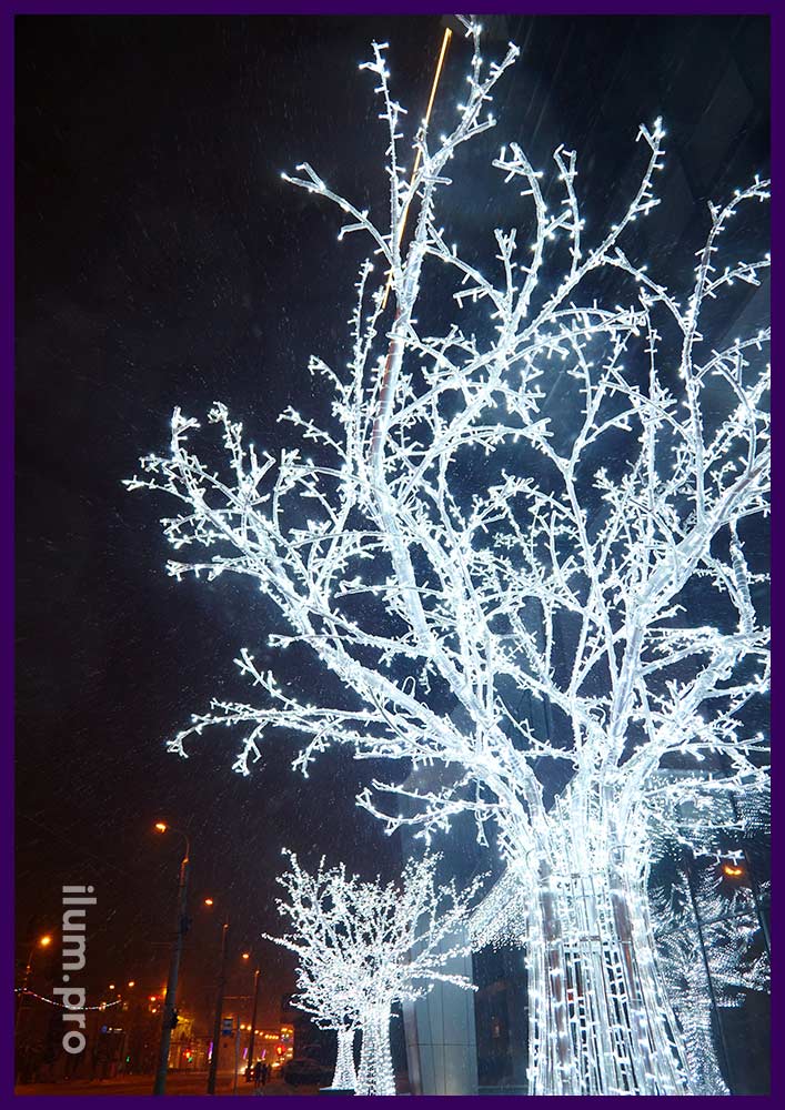 Новогоднее украшение территории перед БЦ Атриум световыми деревьями с гирляндами