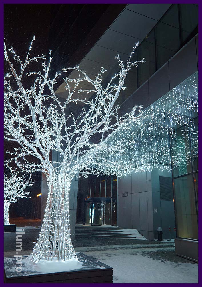 Новогодняя иллюминация с белым свечением в Пензе - светодиодные деревья
