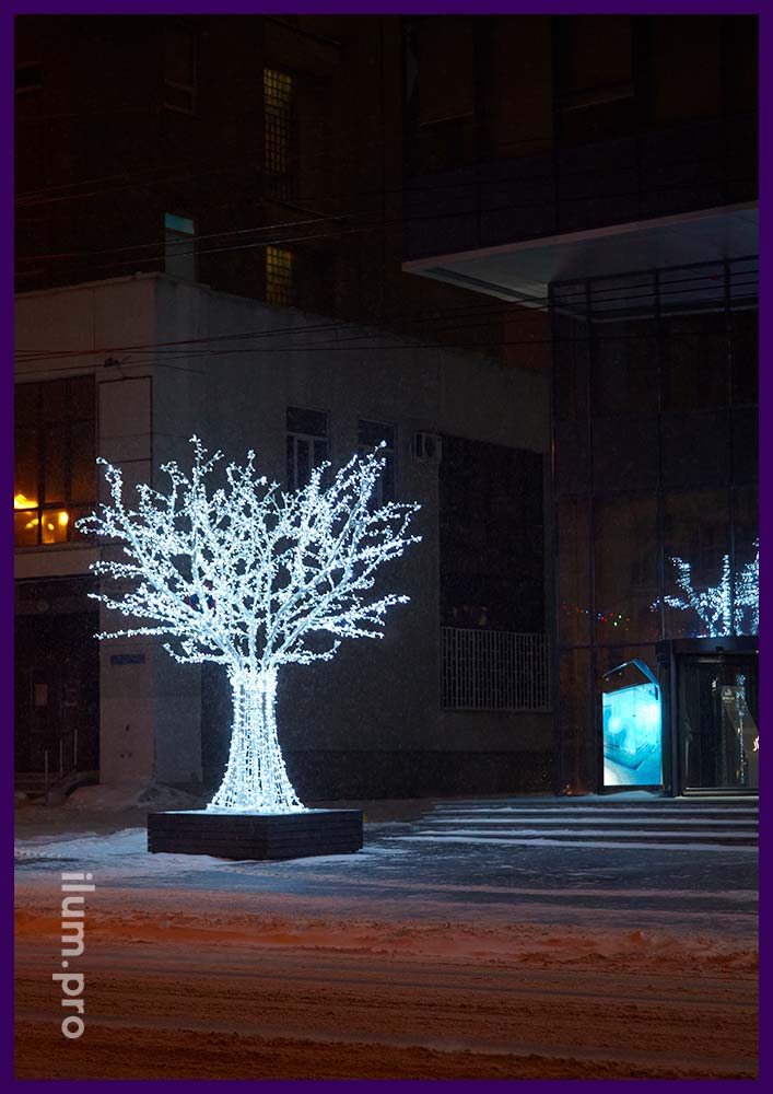 Новогодние украшение в Пензе - деревья из гирлянд белого цвета