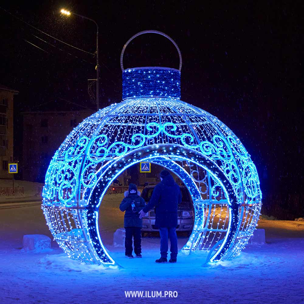 Большой новогодний шар из гирлянд и дюралайта в Железногорске-Илимском