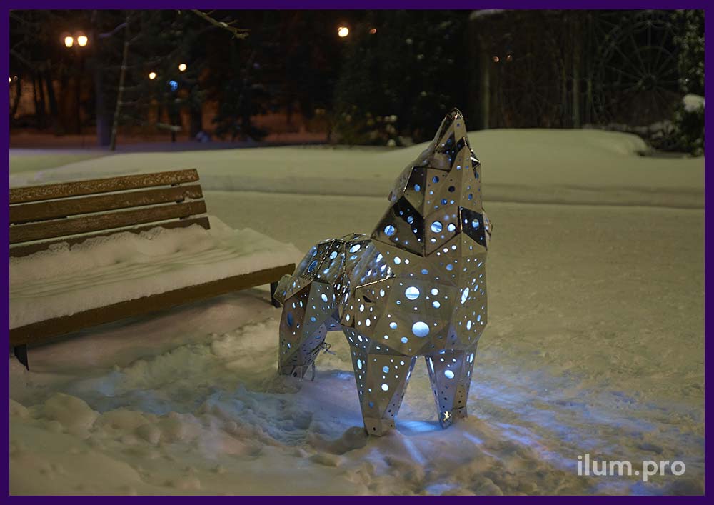 Волк из металла с подсветкой внутри в городском парке Ельца на Новый год