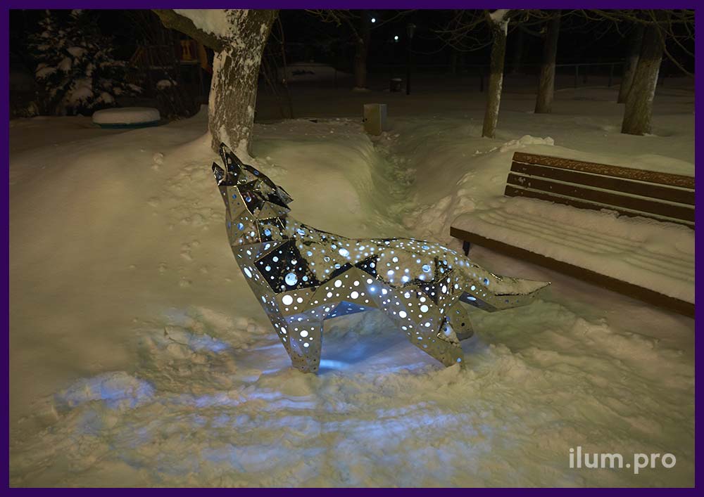 Скульптура волка из зеркального, полированного, нержавеющего сплава с подсветкой в полигональном стиле