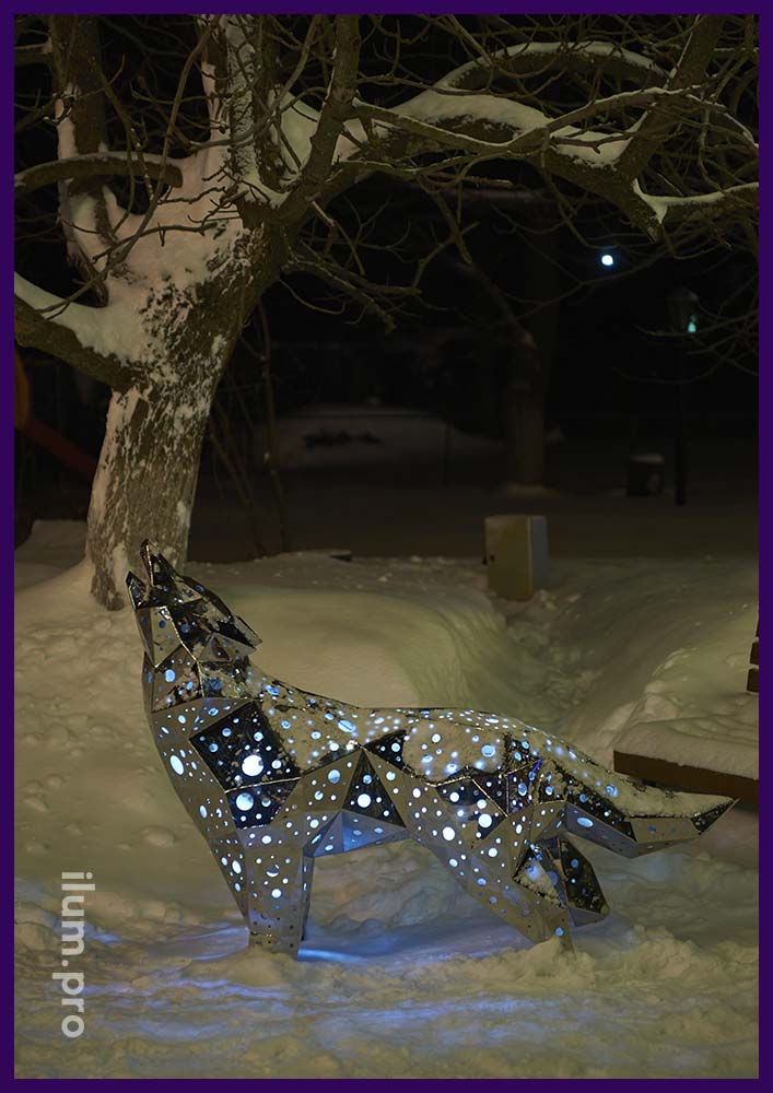 Волк из зеркальной нержавейки - полигональный арт-объект для украшения парка в Ельце