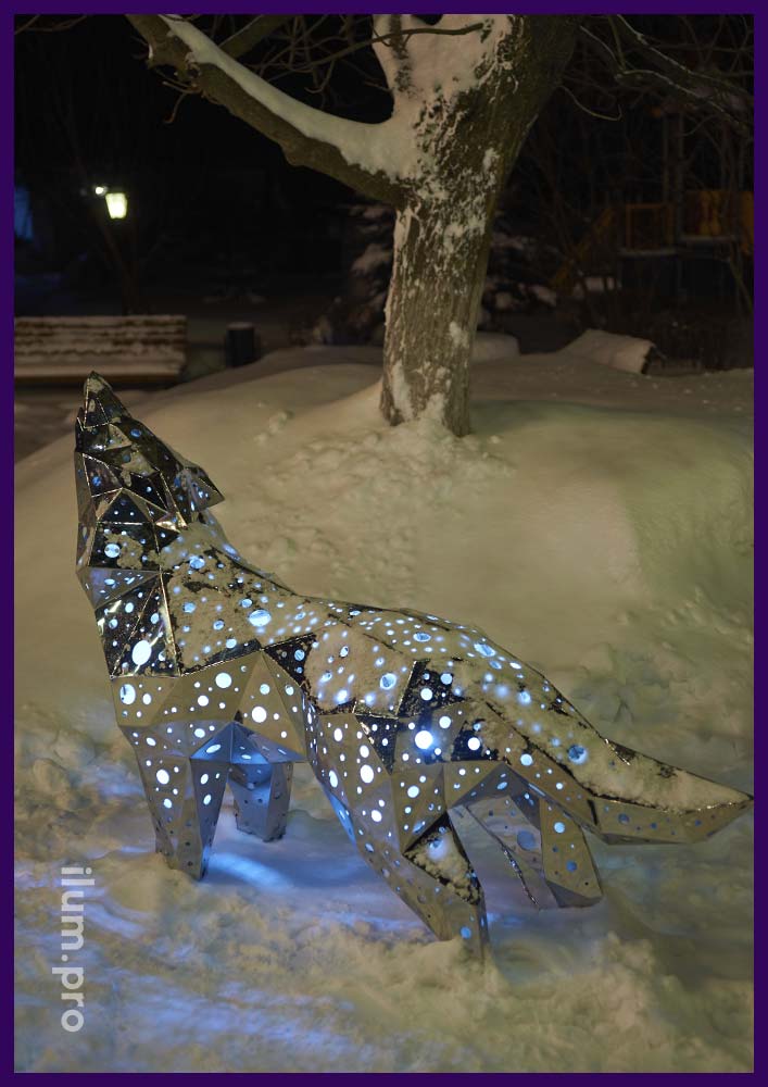 Украшение территории металлической скульптурой волка в полигональном стиле с подсветкой внутри