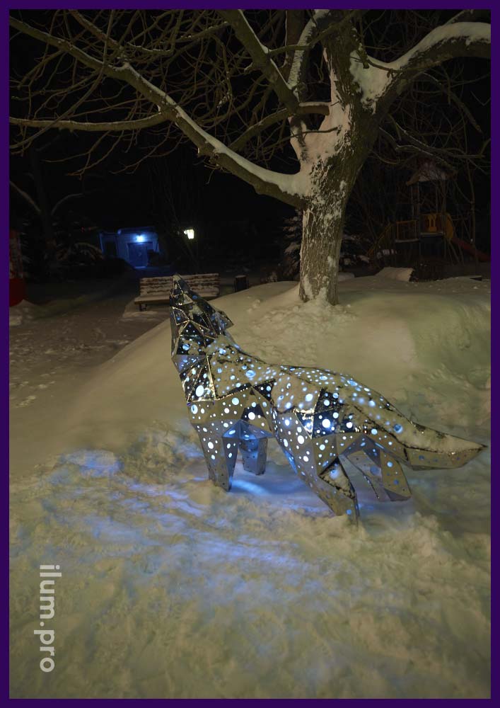 Волк металлический, зеркальный, полигональный в парке города Елец на Новый год
