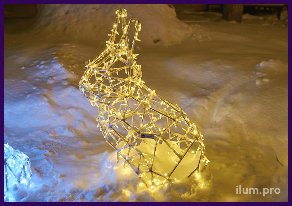 Светящийся заяц с гирляндами белого и тёпло-белого цвета свечения на серебристом каркасе из алюминия