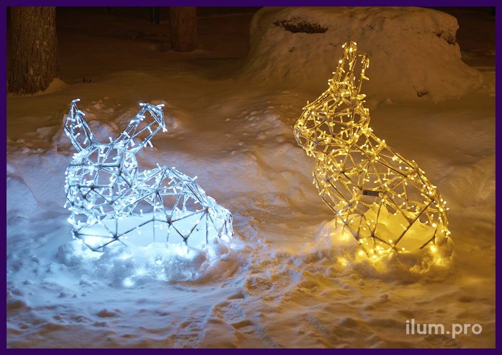 Два светящихся зайца с гирляндами на каркасах из алюминия в полигональном стиле