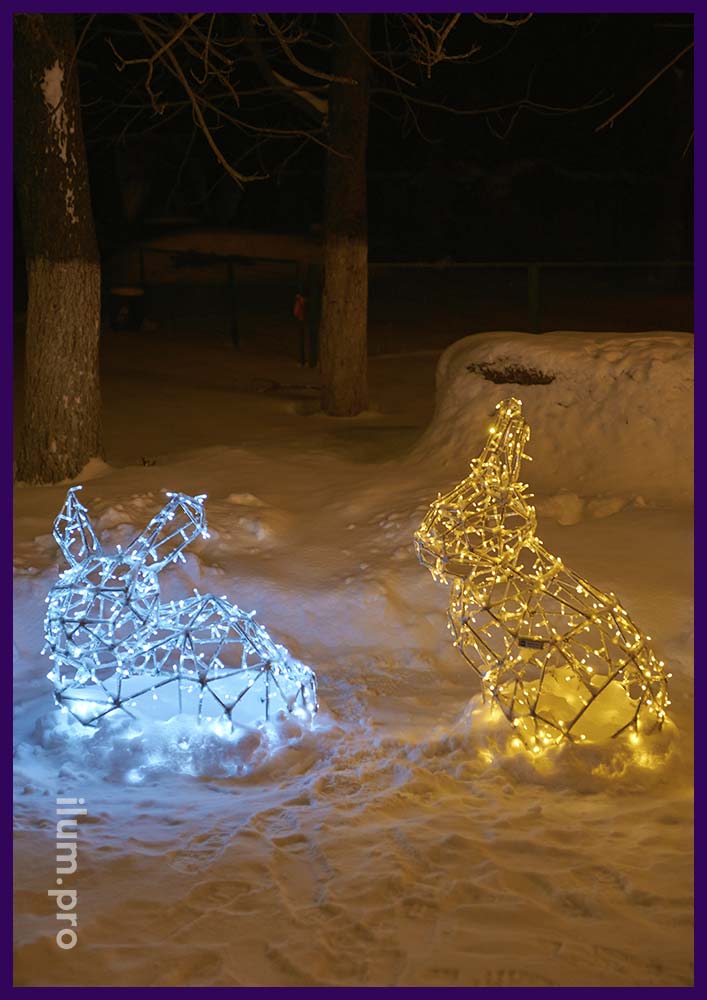Светящиеся зайцы в парке - полигональные фигуры с гирляндами в Ельце на Новый год