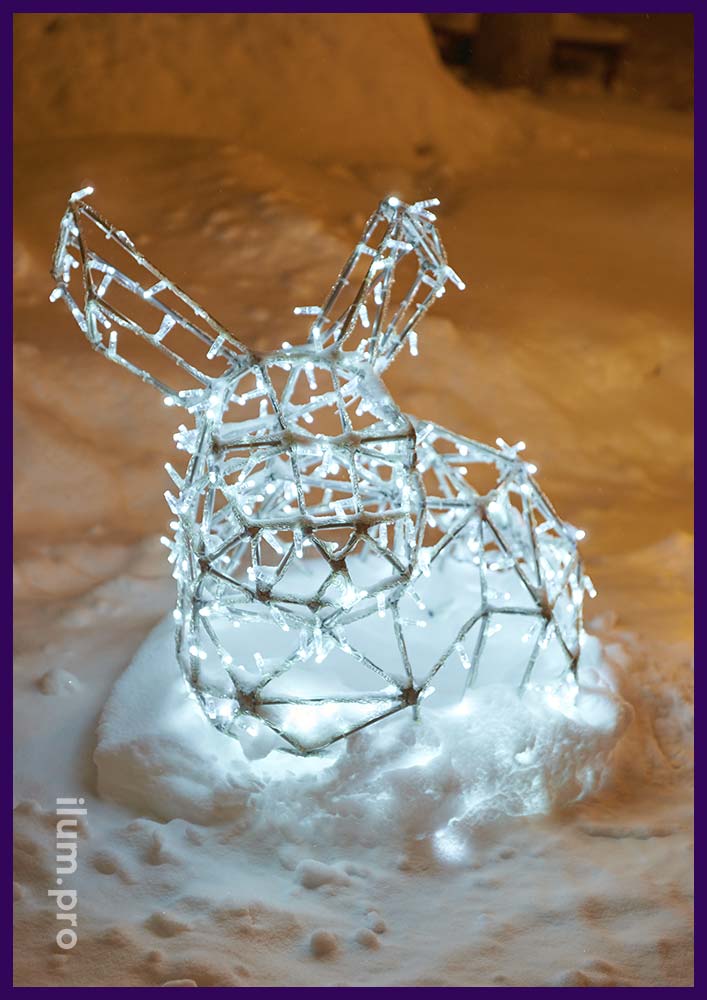 Полигональный заяц в парке в Ельце на новогодние праздники, фигура с гирляндами