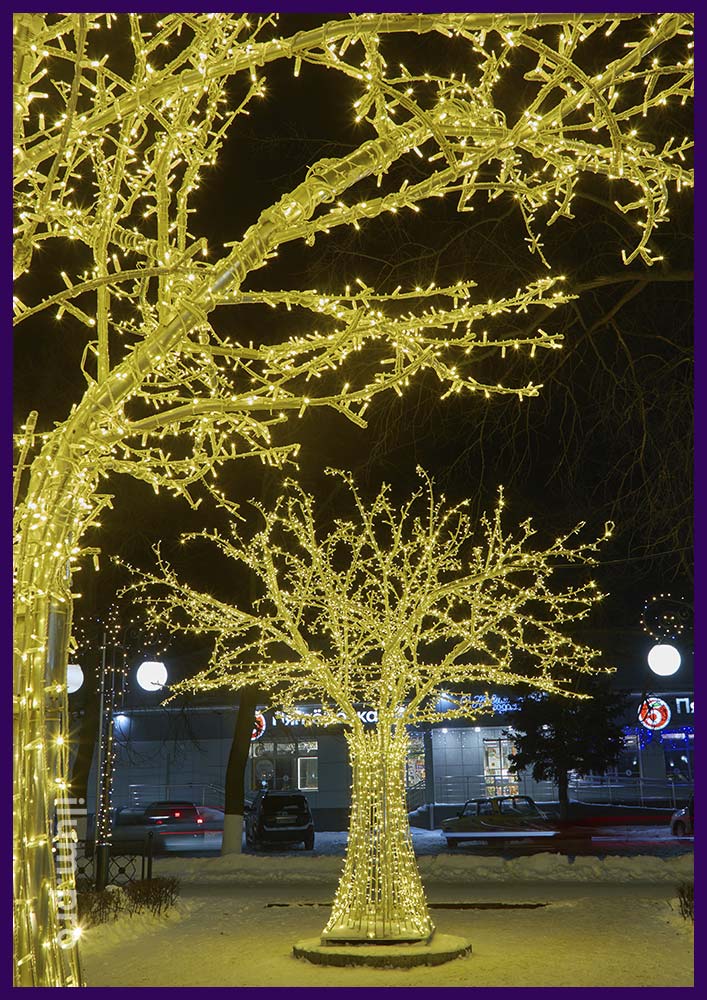 Дерево со светодиодными гирляндами и каркасом из алюминиевых труб