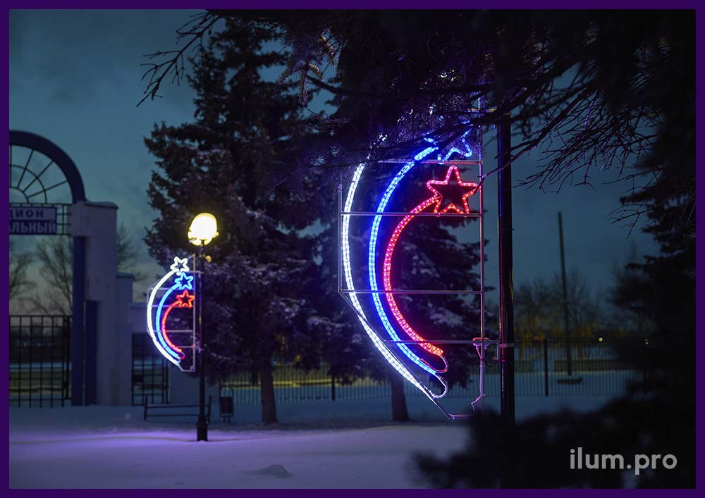 Украшение фонарей в парке светодиодными консолями со звёздами белого, синего и красного цвета