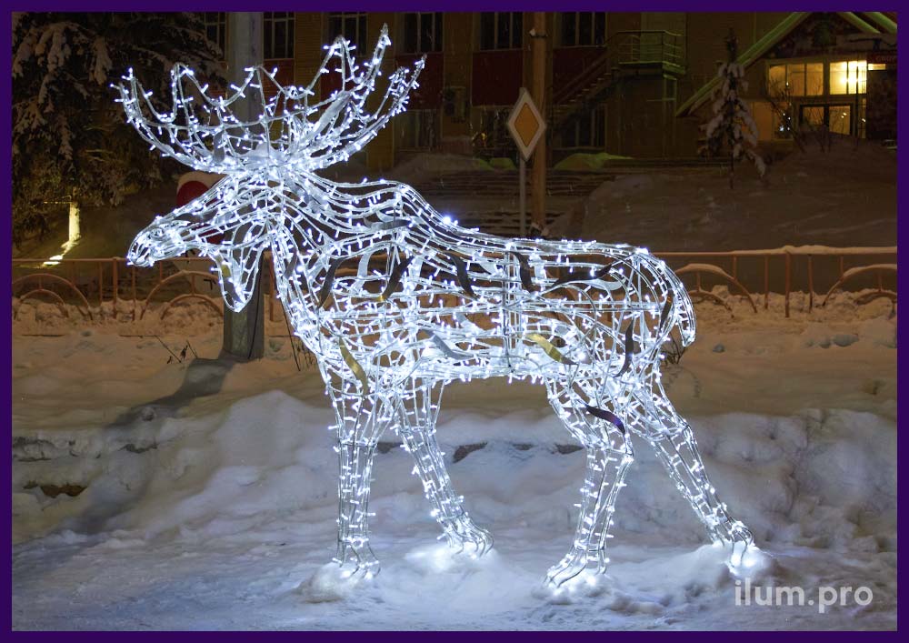 Объёмная фигура лося из гирлянд и алюминиевой проволоки на площади города на Новый год