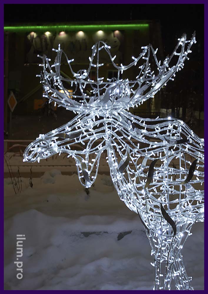 Новогоднее украшение Железногорска-Илимского светящейся фигурой молодого лося с гирляндами