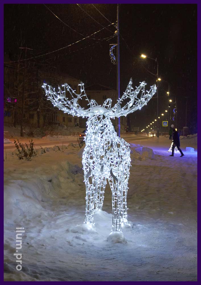 Украшение площади в Железногорске-Илимском светящейся фигурой лося