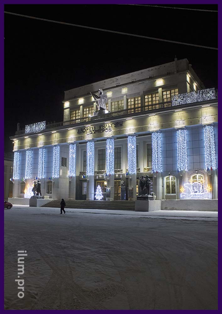 Новогодняя подсветка фасада здания в Воркуте белыми гирляндами и контурными фигурами