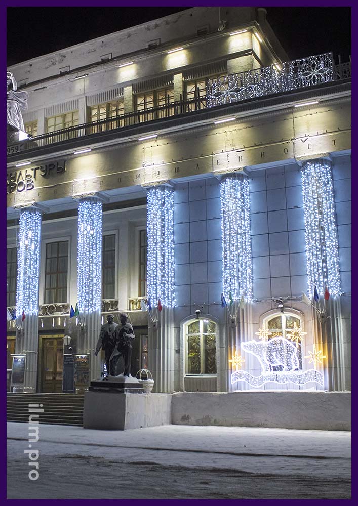 Новогоднее украшение фасада ДК гирляндами и фотозонами с подсветкой