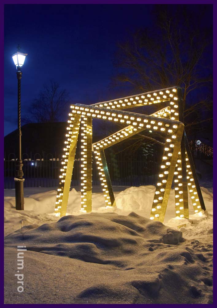 Золотые арки в форме веера, тоннель с тёпло-белыми лампочками в Переславле-Залесском