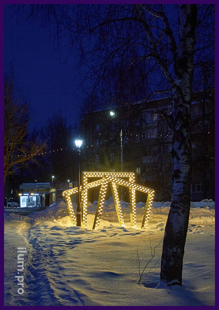 Арки золотые с подсветкой лампочками - тоннель в форме веера в Переславле-Залесском