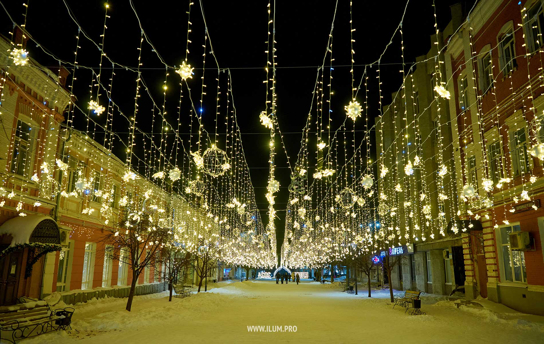 Новогодняя подсветка улицы Мира в Ельце гирляндами звёздное небо