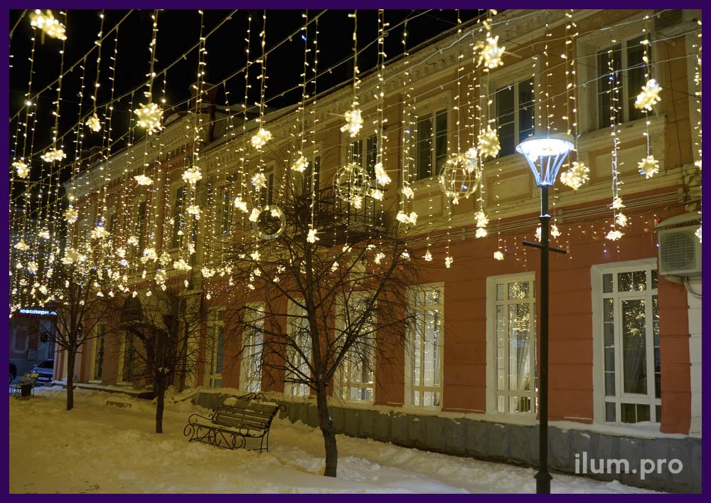 Новогодняя иллюминация на улице Мира в Ельце - гирлянды звёздное небо тёплых оттенков