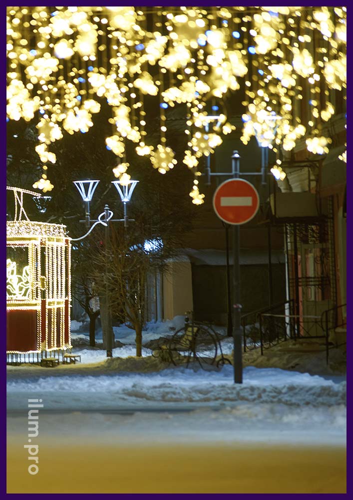 Новогодняя подсветка пешеходной улицы гирляндами на тросах с шарами на концах и мерцанием
