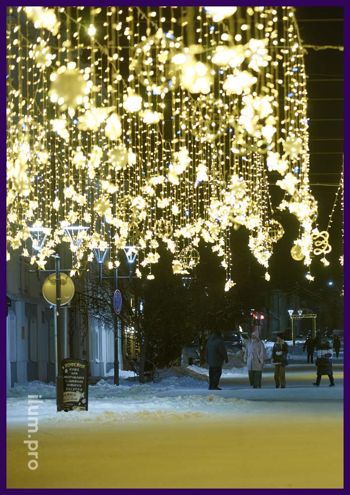 Новогодние гирлянды звёздное небо с пенопластовыми шарами на улице в Ельце