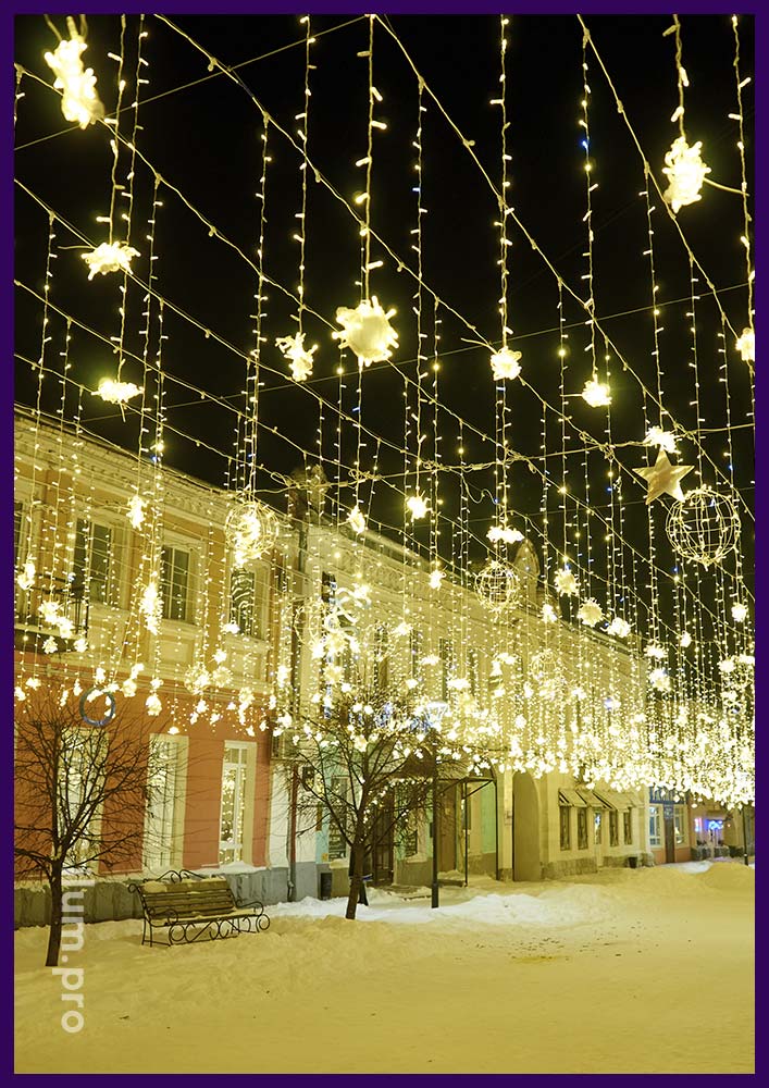 Новогодняя иллюминация в Ельце в виде светодиодных гирлянд и шаров