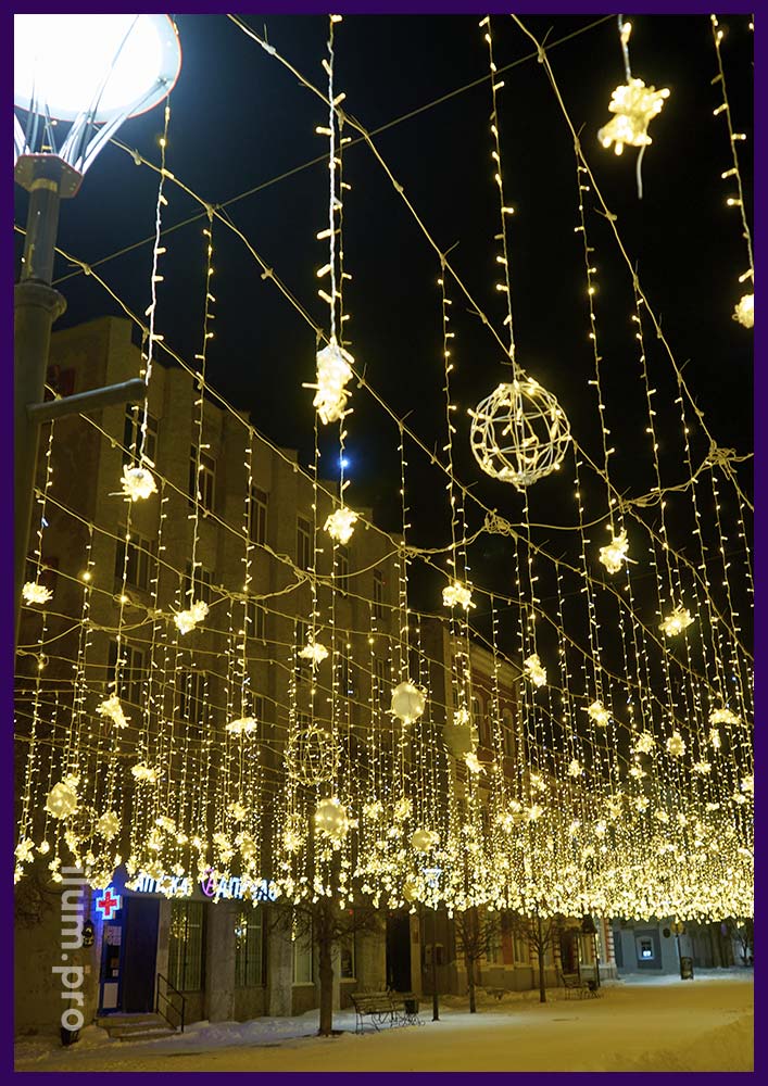 Подсветка пешеходной улицы в Ельце гирляндами на тросах звёздное небо